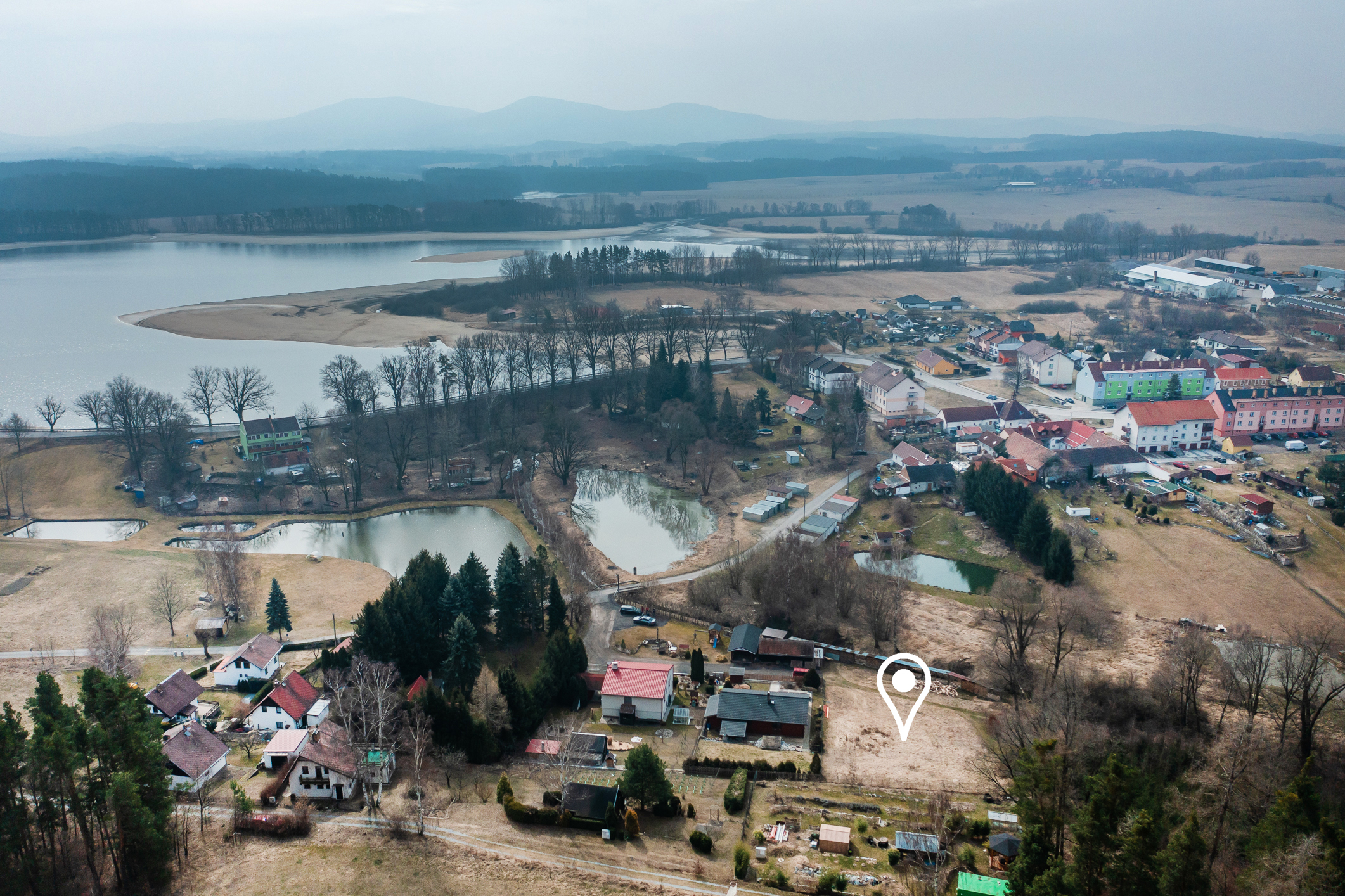 PRODÁNO – Stavební pozemek 800&nbsp;m² na březích Žárského rybníka u&nbsp;Nových Hradů (Jižní Čechy)