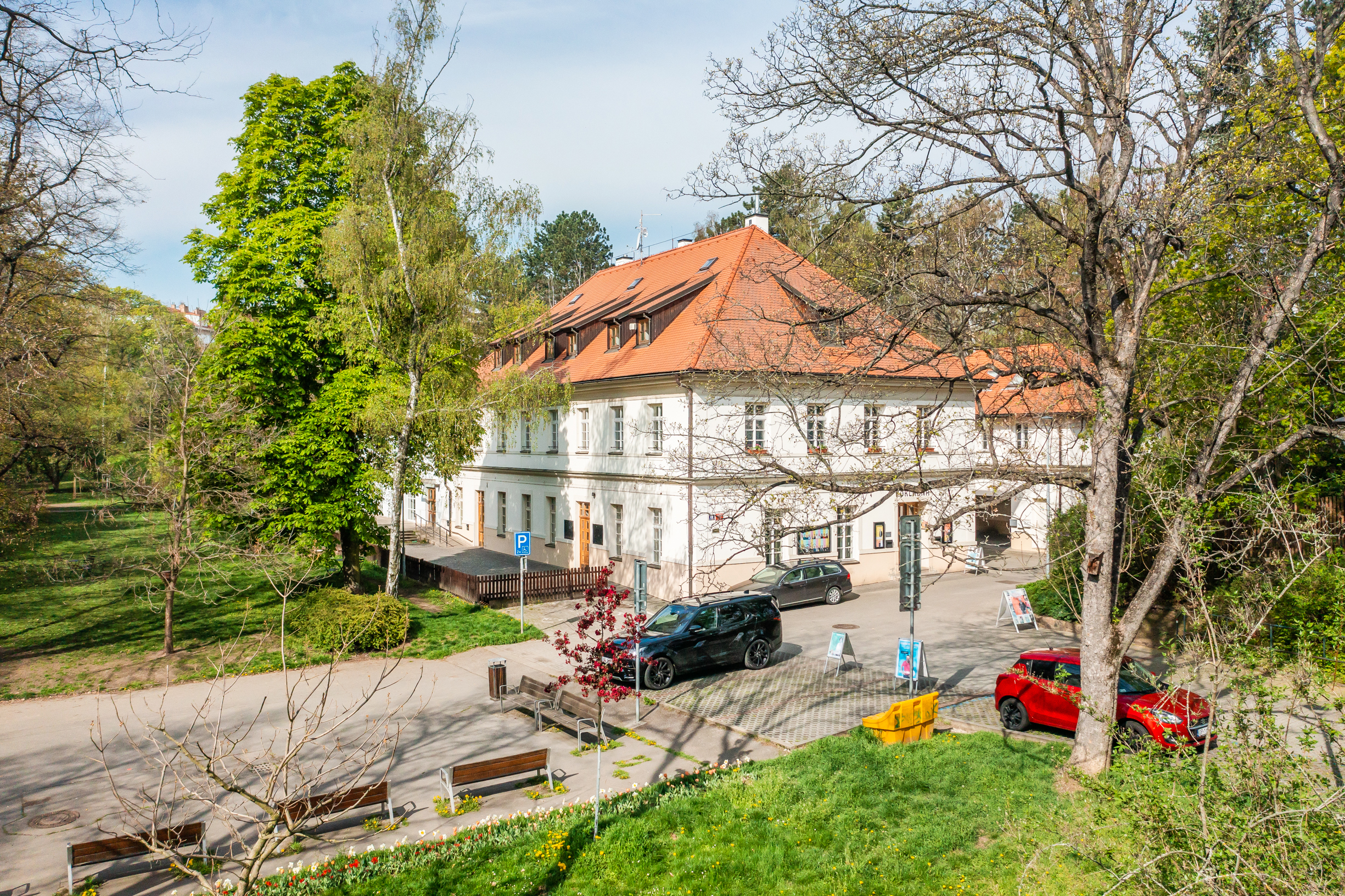 PODNAJMUTO – Podkroví kancelářské a&nbsp;konferenční prostory: Divadlo na Jezerce, Praha 4