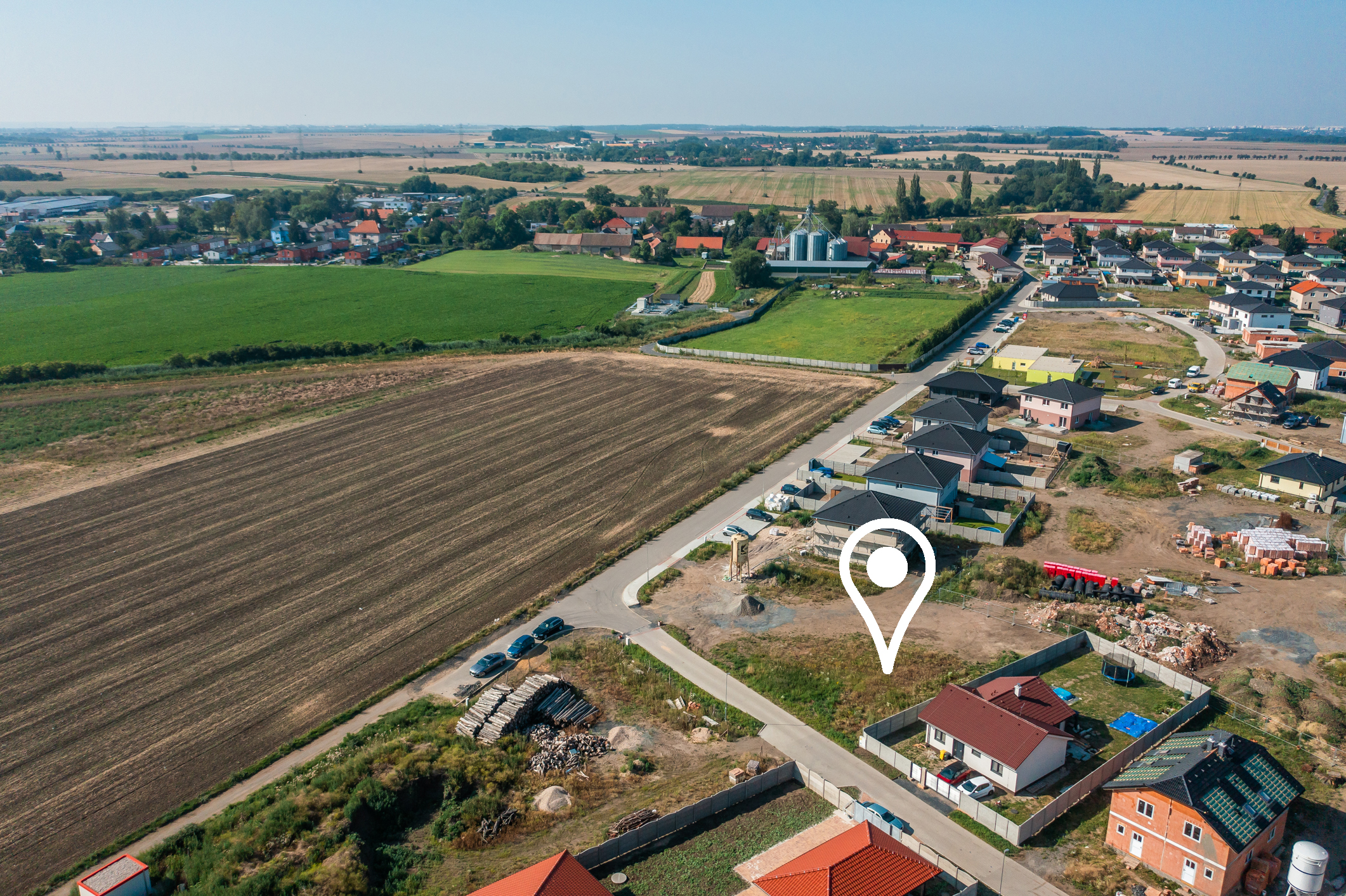 PRODÁNO- Stavební pozemek 827&nbsp;m² připravený ke stavbě bungalovu v&nbsp;moderní čtvrti Polerady u&nbsp;Prahy
