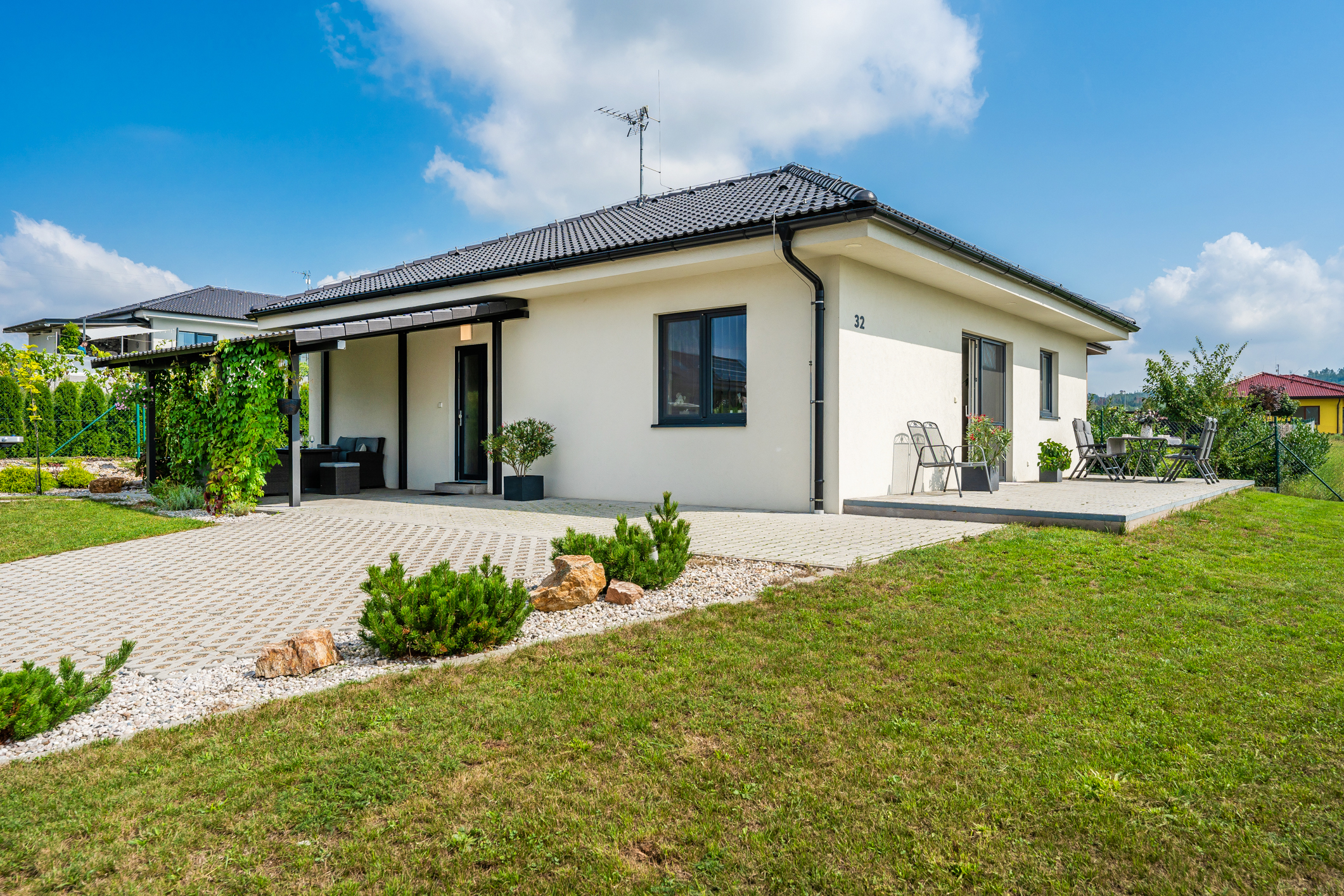 PRODÁNO – Vzdušný bungalov 3+kk v&nbsp;Horním Podhájí: Moderní zázemí pro mladou rodinu s&nbsp;bazénem